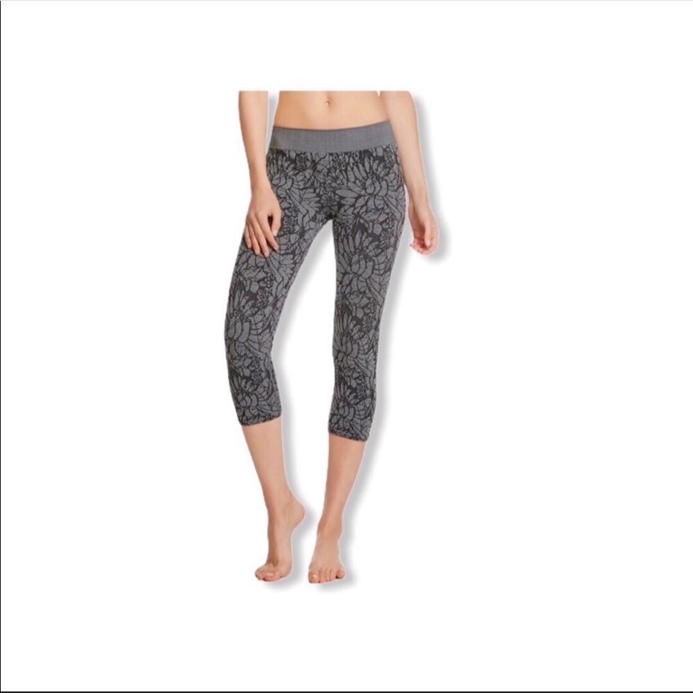 Fabletics Sebastian Seamless Crops Gray Black - image 1